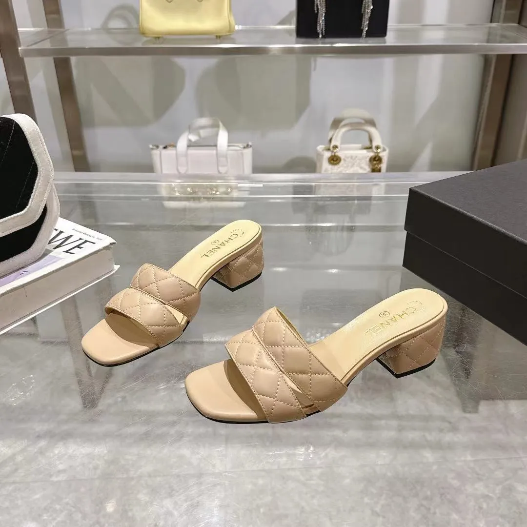 👟👟Ex-factory price 520👟👟 𝐂𝐇𝐀𝐍𝐄𝐋★Xiaoxiang New Spring and Summer Products Counter new sandals, electric embroidered Lingge’s classic elements that will never fade away 💋Showing a unique style, too beautiful to say, a must-have in summer... Upper: imported sheepskin/knitted fabric Lining: mixed sheepskin Heel height: 5cm Outsole: Italian leather outsole Shoe size: 35-39 (customized items of 40, 41 and 42 are not returnable or exchangeable)